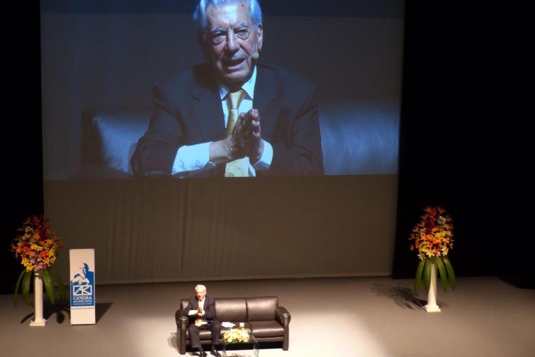 El nobel habló sobre Víctor Hugo en el Auditorio Luis Elizondo.