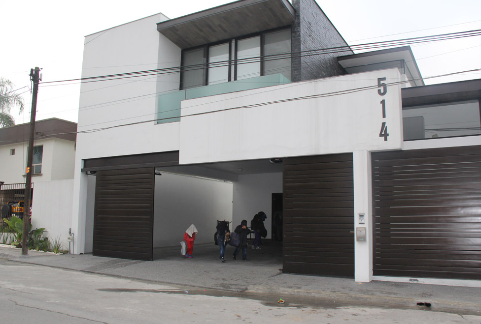 En la vivienda se encontraban alrededor de 7 niños cuyas edades oscilan entre los 3 y 10 años, así como dos mujeres de aproximadamente 30 años.