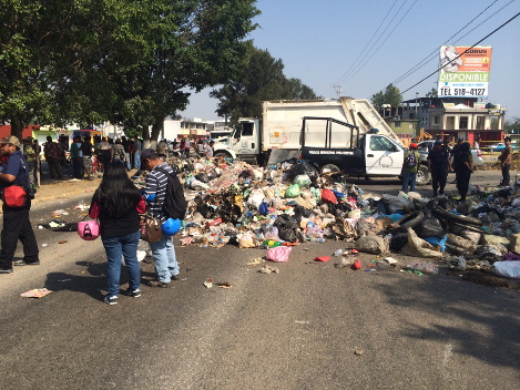 Con basura, los habitantes protestaron por el administrador. 