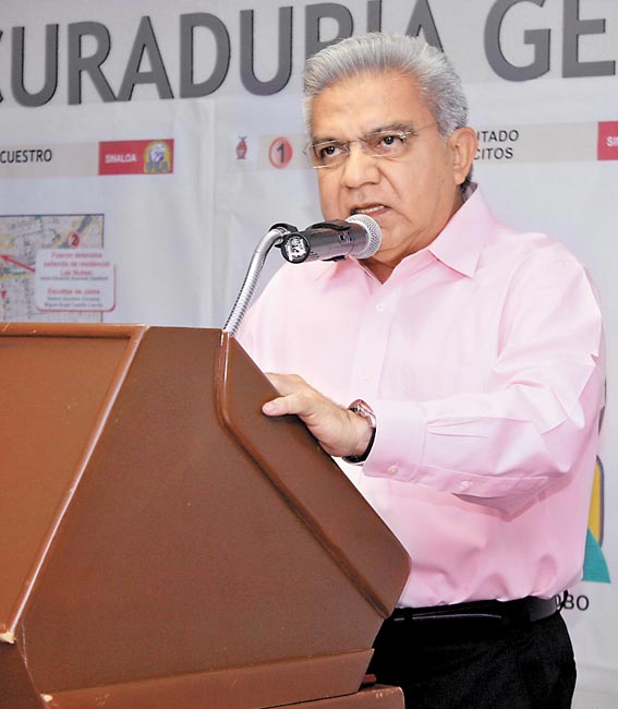 El procurador del estado, Marco Antonio Higuera, ante los medios. 