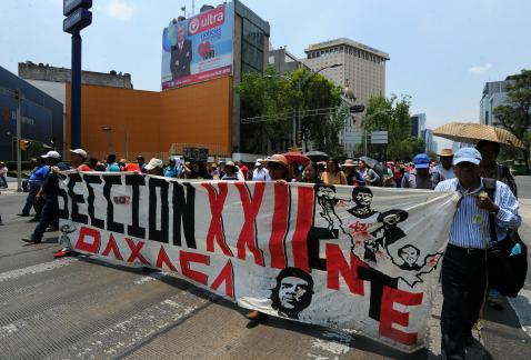 Integrantes de la sección 22 de la CNTE marcharon sobre Reforma hacia la Secretaría de Gobernación.
