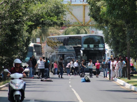 Cerca del mediodía, estudiantes arribaron al Paseo Lázaro Cárdenas y frente al monumento al General bloquearon las avenidas atravesando autobuses para