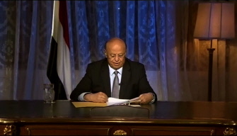 El presidente yemení exiliado en Arabia Saudí, Abd Rabo Mansur Hadi, da un mensaje televisado desde Riad, donde prometió "victoria" a su pueblo