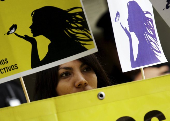 Una activista, en una manifestación por el derecho al aborto organizada por AI ante la embajada de El Salvador en la Ciudad de México