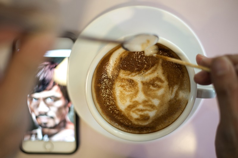 Un artista en Filipinas hace el retrato de Manny Pacquiao con la espuma de latte  