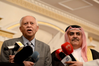 El canciller de Bahréin, el jegue Jaled ben Ahmed al-Jalifa (i) y su par yemení Riyad Yasin, se vieron hoy en el aeropuerto de Muharraq, Bahréin