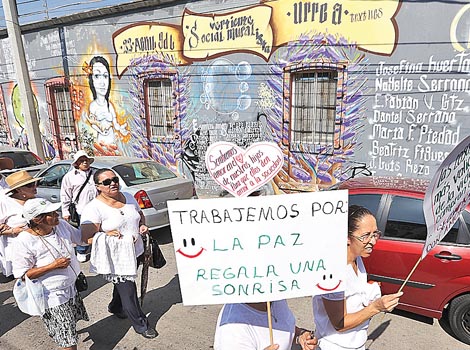 Cerca de 100 personas vestidas de blanco recordaron la tragedia.