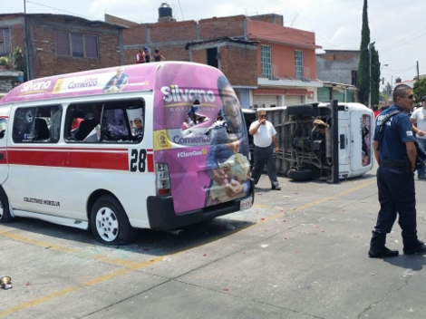 La Comisión Reguladora del Transporte Público acusó a la Alianza de Taxis y Combis de Michoacán de provocar, agredir y destrozar nueve unidades del tr
