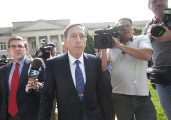El ex director de la CIA, David Petraeus, abandona el tribunal federal después de escuchar la sentencia en Charlotte, Carolina del Norte