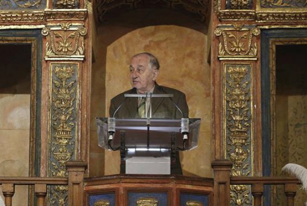 El escritor recordó a inmigrantes, desempleados y pobres durante su discurso ante el rey Felipe VI y autoridades.