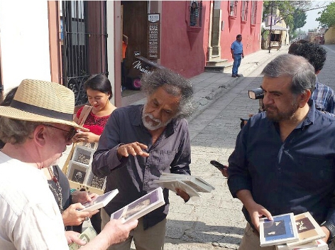Francisco Toledo recorrió las principales calles de la ciudad junto con una de sus hijas para verder libros que fueron adquiridos por comerciantes y h