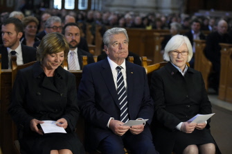Joachim Gauck (c), durante un servicio religioso en recuerdo de la masacre de un millón y medio de armenios en la catedral de Berlín