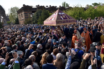 Miles de armenios participaron en la ceremonia de canonización por las víctimas del genocidio en Echmiadzín, en las afueras de Erevan