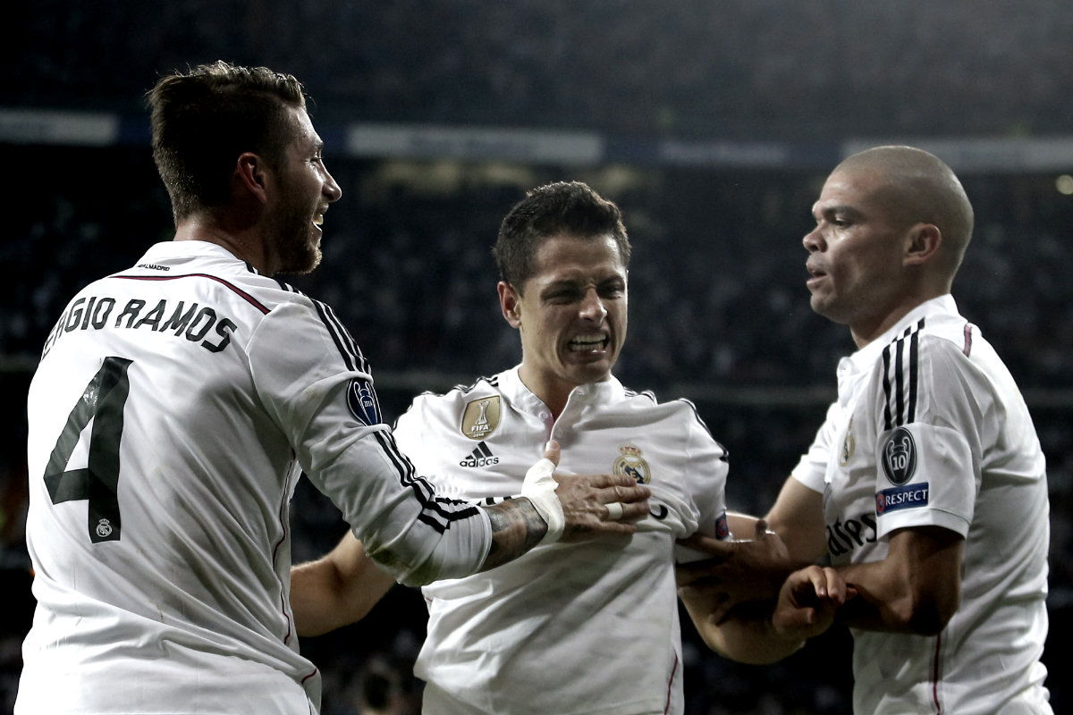 Ramos y Pepe felicitan a Javier tras el gol en el Bernabéu 
