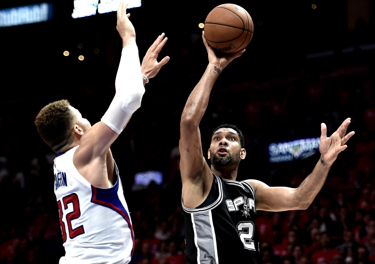 Tim Duncan y Blake Griffin, en la lucha por el balón  