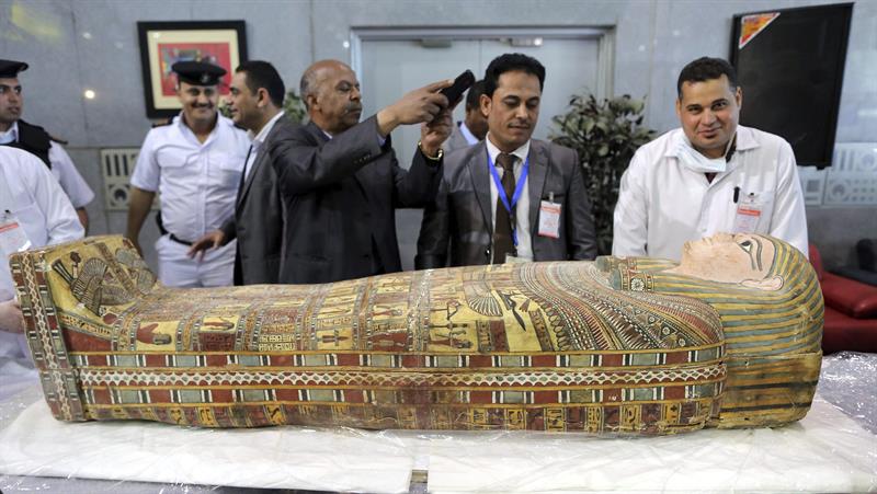 Un arqueólogo egipcio muestra un sarcófago durante una rueda de prensa ofrecida en El Cairo, Egipto.
