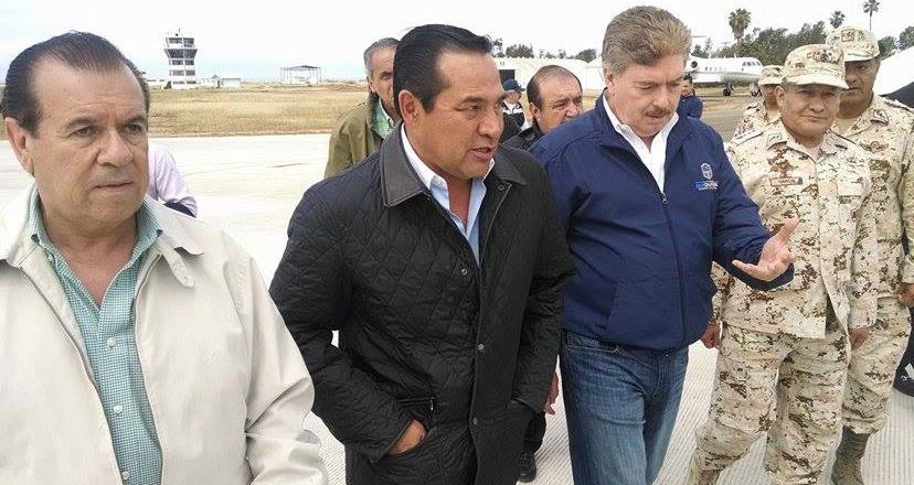 El gobernador de Baja California, Francisco Vega, junto al subsecretario de Gobernación, Luis Enrique Miranda, previo a la reunión con los jornaleros.