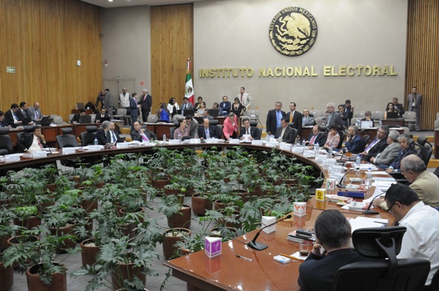 INE declara infundada queja contra AMLO
