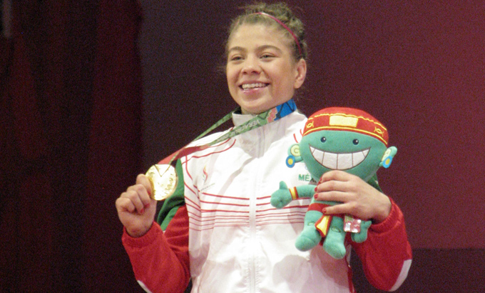 Jane Valencia, portando la medalla de oro centroamericana