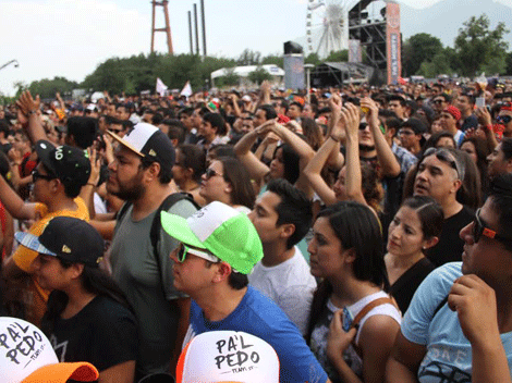 La gente aguantó el ambiente bochornoso.