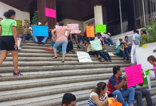 Los maestros se sentaron en las escaleras de la oficina. 