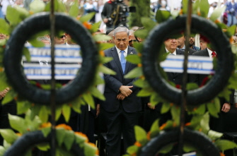 El primer ministro israelí, Benjamin Netanyahu, en una ceremonia en memoria de los soldados israelíes caídos en el monte Herzl, en Jerusalén