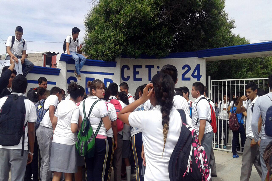 No les han pagado las becas y los hostigan para que paguen la parte que les toca.