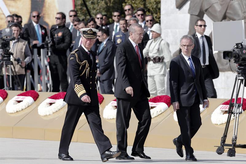 El príncipe Carlos de Inglaterra (i) y el presidente de Turquía, Recep Tayyip Erdogan (c) durante la ceremonia en Galípoli