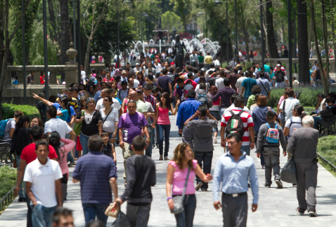 La radiación solar en exceso puede provocar cáncer en la piel y cataratas, por lo que se deben prevenir daños, informó la Secretaría del Medio Ambient