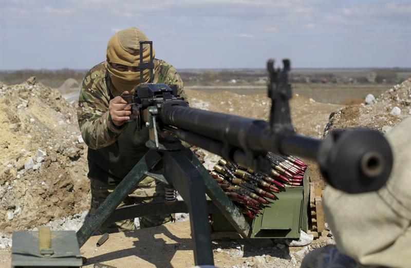 Un soldado ucraniano toma posiciones este jueves en Peski, cerca de Donetsk, en el este de Ucrania
