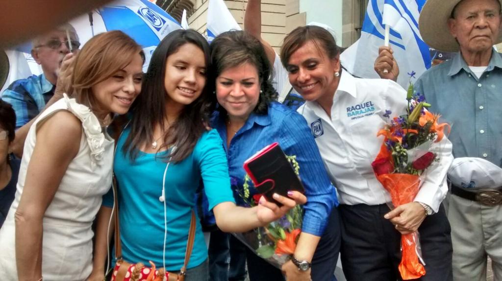 Alondra acompañó a las panistas a un mitin.