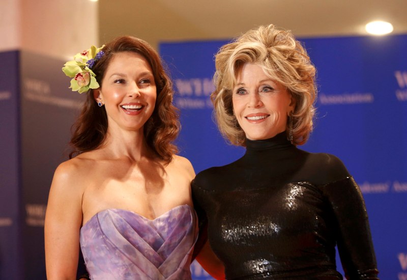 Ashley Judd y Jane Fonda posaron juntas durante su camino por la alfombra roja. 