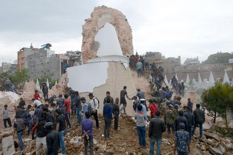  La emblemática torre Dharahar se hundió por el sismo.
