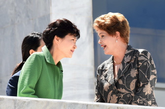 La presidenta surcoreana, Park Geun-hye (i) habla con Dilma Rousseff durante la ceremonia de bienvenida al palacio presidencial en Brasilia