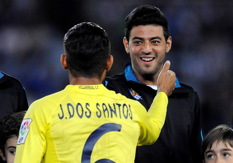 Vela y Jonathan dos Santos se saludan previo al encuentro 