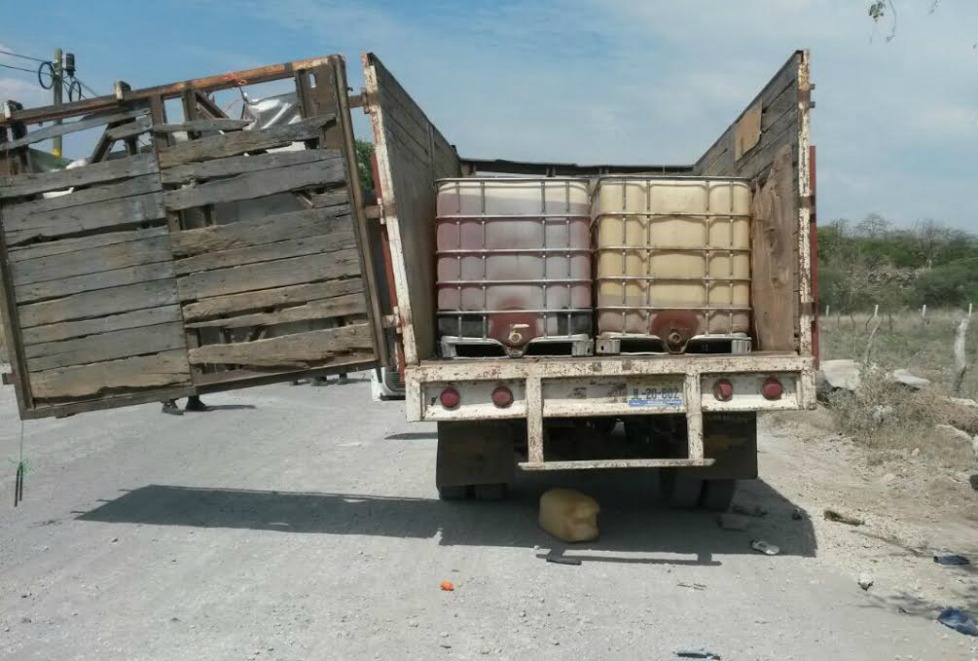 La camioneta estaba cargada con 4 cisternas de plástico color blanco con capacidad para 1000 litros.
