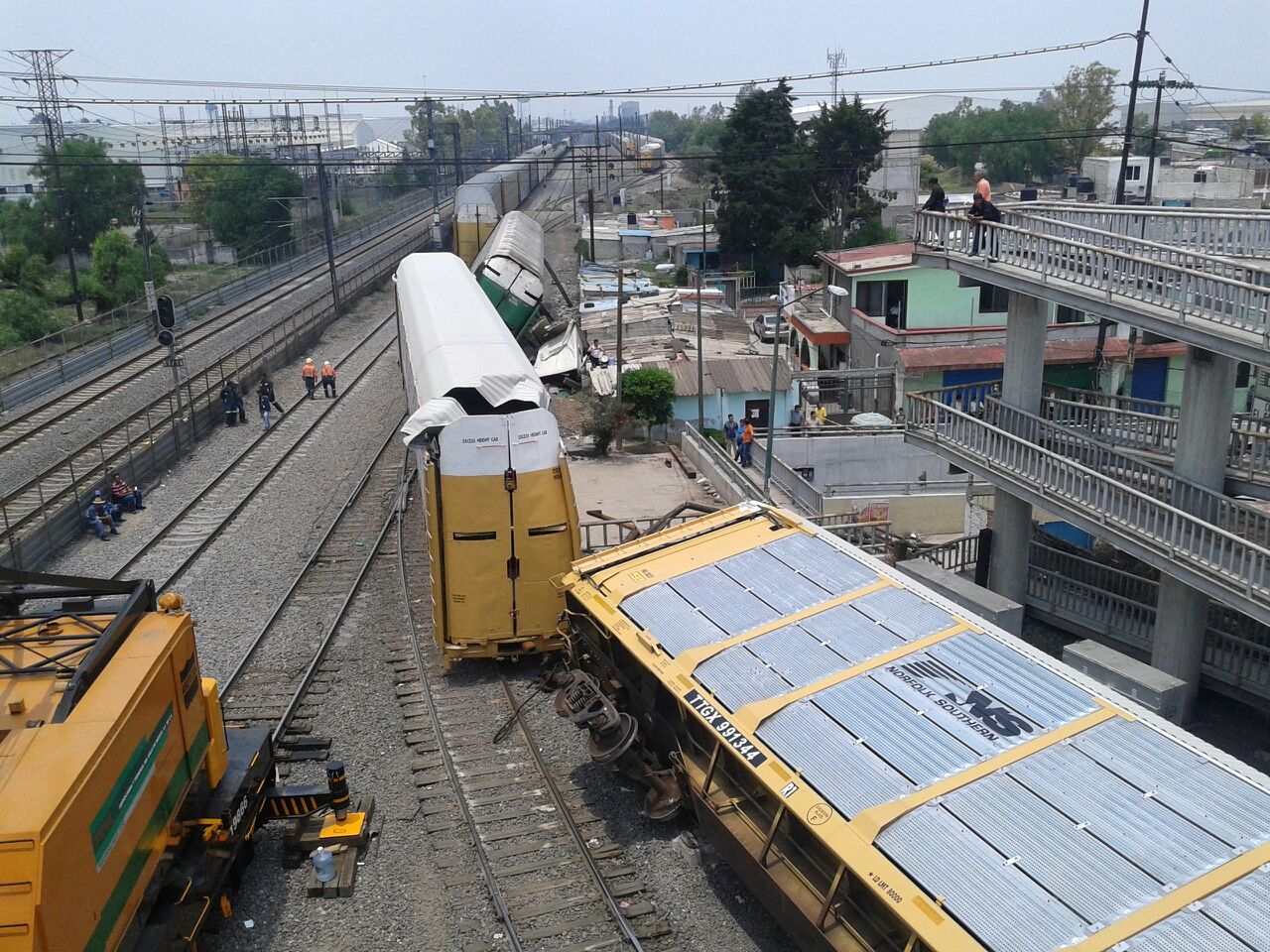 Cinco vagones del tren descarrilaron.