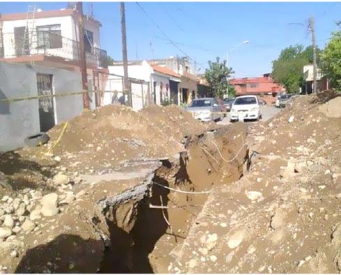 El acceso a la calle fue cerrado por las cuadrillas de la paraestatal. 