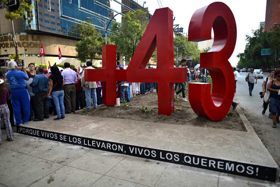 Familiares de los normalistas de Ayotzinapa instalaron un "anti monumento" en el cruce de Avenida Reforma, Bucareli y Juárez.