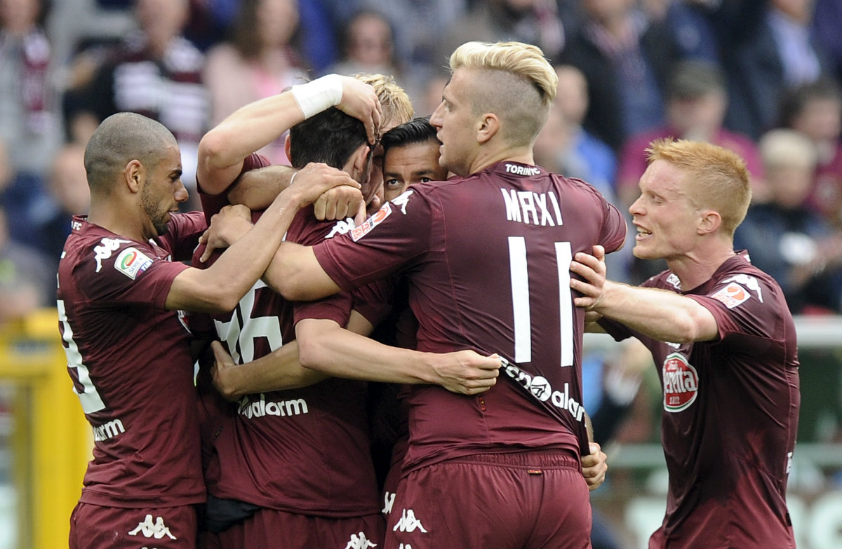 Jugadores de Torino celebran anotación 