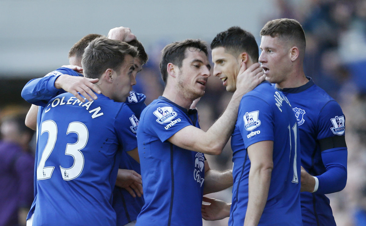 Kevin Mirallas es felicitado por sus compañeros luego de anotar 