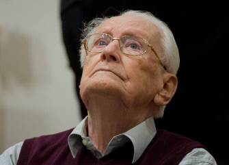 Oskar Gröning, ex contable del campo de concentración y exterminio de Auschwitz, durante el inicio del juicio en Luneburg