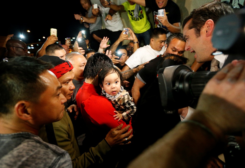 Acompañado de su pequeño hijo, Pacquiao llegó al hotel en Las Vegas