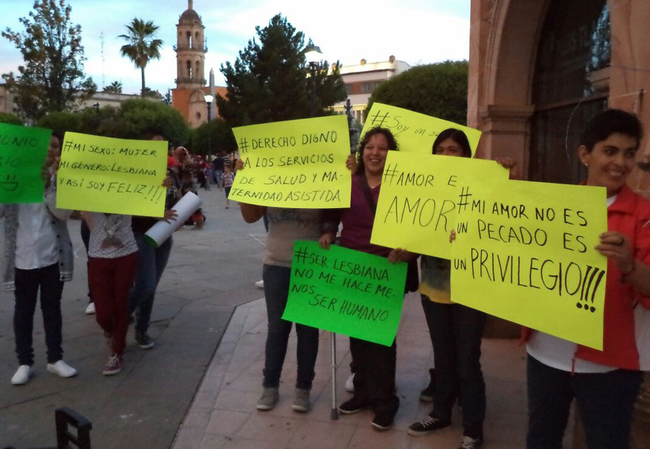 La actividad logró juntar a 25 parejas de mujeres en la Plaza de Armas, lugar donde se dieron un beso.