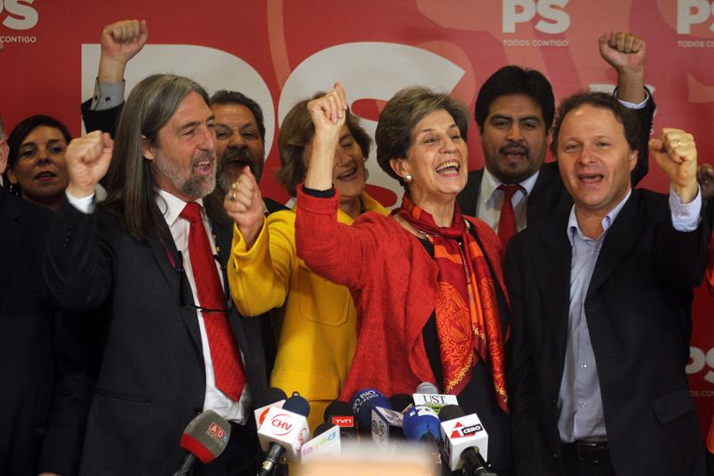 Isabel Allende (c) junto a su equipo de trabajo y a los senadores Juan Pablo Letelier (i) y Alfonso De Urresti (d) hoy en la sede del Partido Socialis