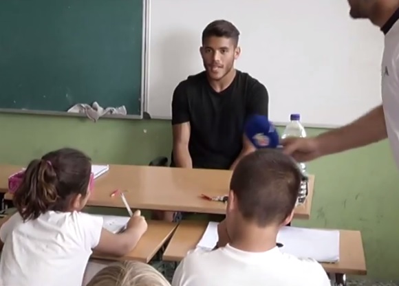 Jonathan dos Santos convivió con niños de una escuela 
