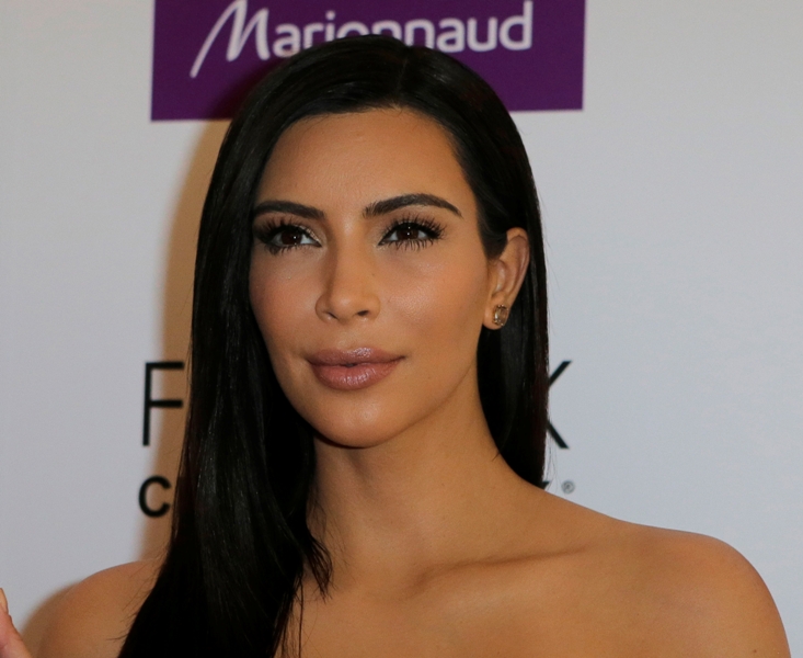 Kim apoya a Bruce. 