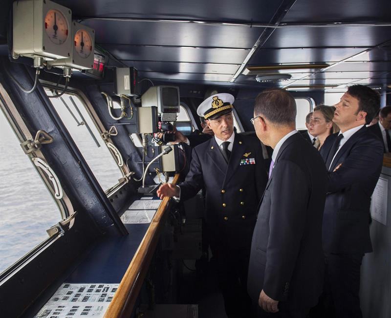 Matteo Renzi (d), Ban Ki-moon (2i), y Federica Mogherini (2d),a bordo del barco San Giusto de la armada italiana, en el estrecho de Sicilia