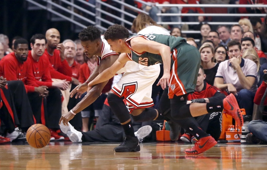 Michael Carter-Williams pelea el balón con Jimmy Butler