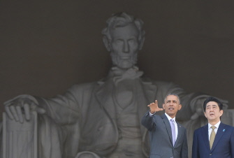 El presidente de EU, Barack Obama (i) y el primer ministro japonés, Shinzo Abe (d), conversan en el Lincoln Memorial, en Washington